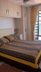 ein Schlafzimmer mit einem großen Bett in einem Zimmer in der Unterkunft Apartaments La Cala de Mijas Atico in Mijas Costa