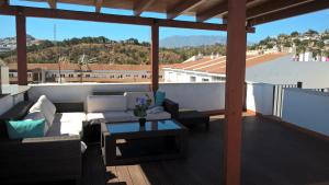 patio z kanapą i stołem na dachu w obiekcie Apartaments La Cala de Mijas Atico w mieście Mijas Costa