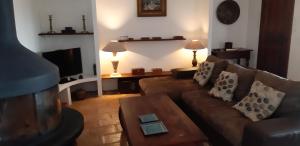 uma sala de estar com um sofá e uma mesa de centro em La vieille porte em Tourrettes-sur-Loup