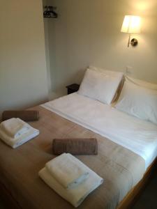 sypialnia z łóżkiem z dwoma ręcznikami w obiekcie House in the forest w mieście Tsagarada
