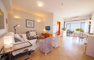 TV a/nebo společenská místnost v ubytování Magnolia Sea View Apartment