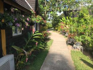 Vrt pred nastanitvijo Firefly Beach Cottages