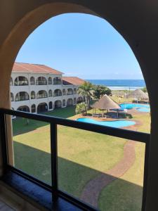 アマンジムトティにあるCabana Del Mar 69のプールの景色を望むバルコニーが備わります。
