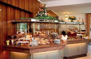 eine Küche mit einem Buffet mit Speisen auf der Theke in der Unterkunft Garten-Hotel Ponick in Köln