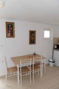 Kuchyň nebo kuchyňský kout v ubytování Apartmani Ivišić