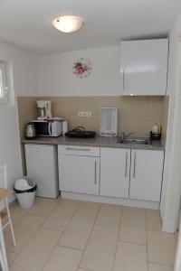 Kuchyň nebo kuchyňský kout v ubytování Apartmani Ivišić