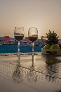 カラマキにあるHoumeli Maisonettes & Apartmentsのワイングラス2杯