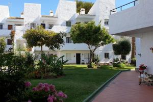 uitzicht op de binnenplaats van een gebouw bij Los Geranios - Beach Apartment in La Cala de Mijas
