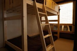 Palanda nebo palandy na pokoji v ubytování Hostel Tomal