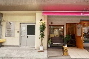 drzwi wejściowe budynku z doniczką w obiekcie Hostel Tomal w mieście Kagoshima