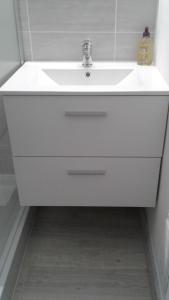 a white bathroom sink with a white counter top at ESCALE AU GRAU DU ROI in Le Grau-du-Roi +39 photos