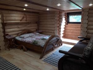 a bedroom with a bed in a log cabin at Маєток горгани in Synevyrsʼka Polyana