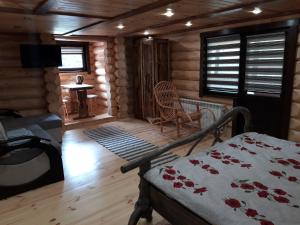 a room with a bed in a log cabin at Маєток горгани in Synevyrsʼka Polyana