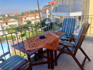 Ban công/sân hiên tại Gerakini 2BR Apt with Shared Pool