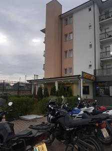 eine Reihe von Motorrädern, die vor einem Hotel geparkt sind in der Unterkunft Hotel Rio in Pristina