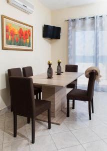 Televízia a/alebo spoločenská miestnosť v ubytovaní Mavros Molos Seaside Apartment