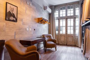 a room with a table and chairs and a door at Che Juan Hostel BA in Buenos Aires