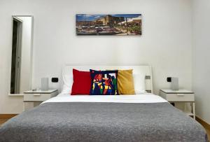 una camera da letto con un grande letto con due comodini di Nea Loft a Napoli