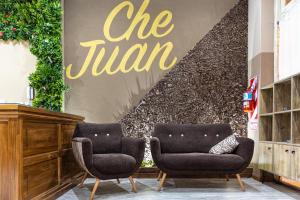 two chairs and a sign that reads the turn at Che Juan Hostel BA in Buenos Aires