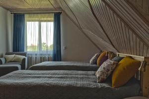 1 Schlafzimmer mit 2 Betten und einem Fenster in der Unterkunft At the Trakai Castle in Trakai