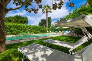 ガリポリにあるRelais Regina Rosannaのプールとラウンジチェアが隣接する家の景色を望めます。