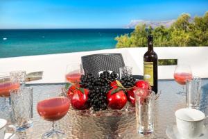 Nápoje v ubytovaní Mavros Molos Seaside Apartment