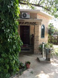 un piccolo edificio in mattoni con una porta di fronte di Parque Paraíso das Flores a Holambra