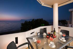 Nápoje v ubytovaní Mavros Molos Seaside Apartment