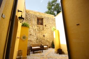 Blick auf einen Innenhof mit Stühlen und ein Gebäude in der Unterkunft Khalisah in Palermo