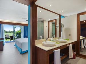 
a bathroom with a sink, toilet, and bathtub at Barceló Bávaro Palace All Inclusive in Punta Cana
