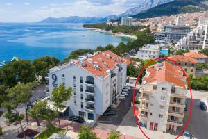 an aerial view of a building with a red roof at Apartments Villa Bondi in Makarska