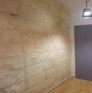Habitación con pared de piedra. en Studio climatisé Corps Saints en Aviñón