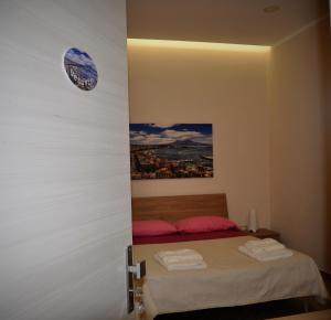 ein Schlafzimmer mit einem Bett mit zwei Handtüchern darauf in der Unterkunft Le Tre Gemme in Pompei
