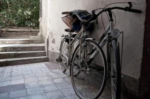 a bike parked next to a wall with a basket at Casa Vannucci in Perugia