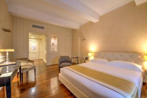 Postel nebo postele na pokoji v ubytování Hotel Rua Frati 48 in San Francesco + 37 fotografií