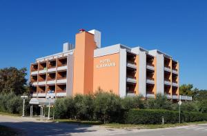 um edifício de apartamentos com um sinal de apartamentos de hotel em Hotel Albamaris em Biograd na Moru