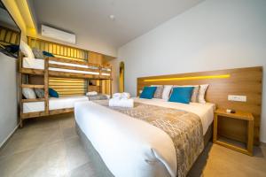 Postel nebo postele na pokoji v ubytování Adele Beach Hotel