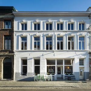 um grande edifício branco com muitas janelas em Bed & Boon em Gent