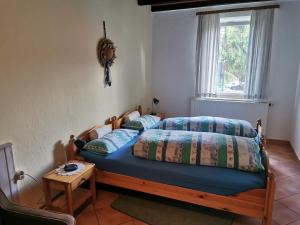 a bedroom with a bed and a table and a window at Ferienhof Ehlers in Hülsede