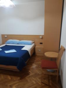 Postel nebo postele na pokoji v ubytování Apartmani Lana Rab