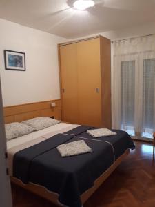 Postel nebo postele na pokoji v ubytování Apartmani Lana Rab