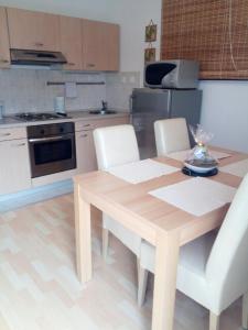 Kuchyň nebo kuchyňský kout v ubytování apartmani Mandic