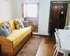 a living room with a couch and a table at Domus Avocat in Valença
