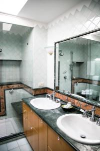 een badkamer met 2 wastafels en een grote spiegel bij La Dolce Vista - B&B di Charme in Manfredonia