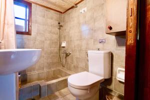 A bathroom at Villa Naya by the Beach