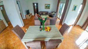 una mesa con un jarrón de flores en la sala de estar en Villa Franeta Apartments, en Budva