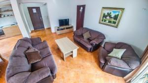 sala de estar con 2 sillas y mesa en Villa Franeta Apartments, en Budva