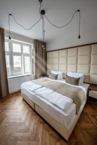 Postel nebo postele na pokoji v ubytování Letna Garden Suites