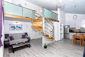 een woonkamer met een trap en een keuken bij Apartman Kristian in Trogir