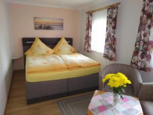 une petite chambre avec un lit et une table dans l'établissement Haus Stefanie, à Heringsdorf